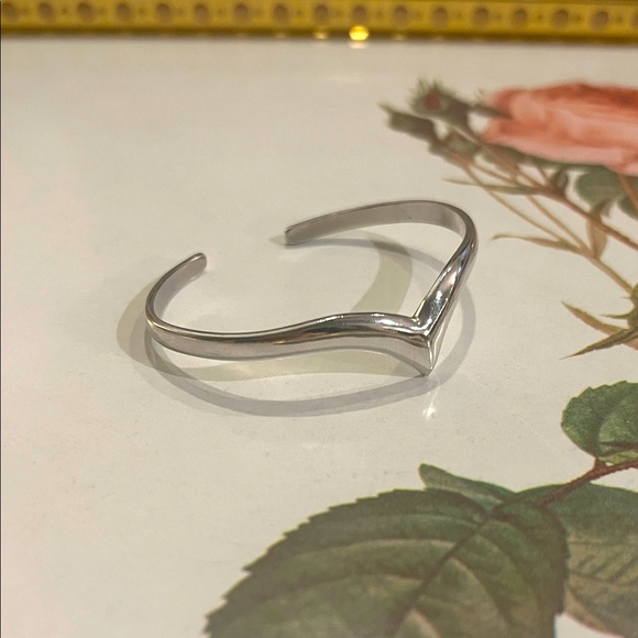 Avon Silver Women's Chevron Bracelet - Picture 1 of 3